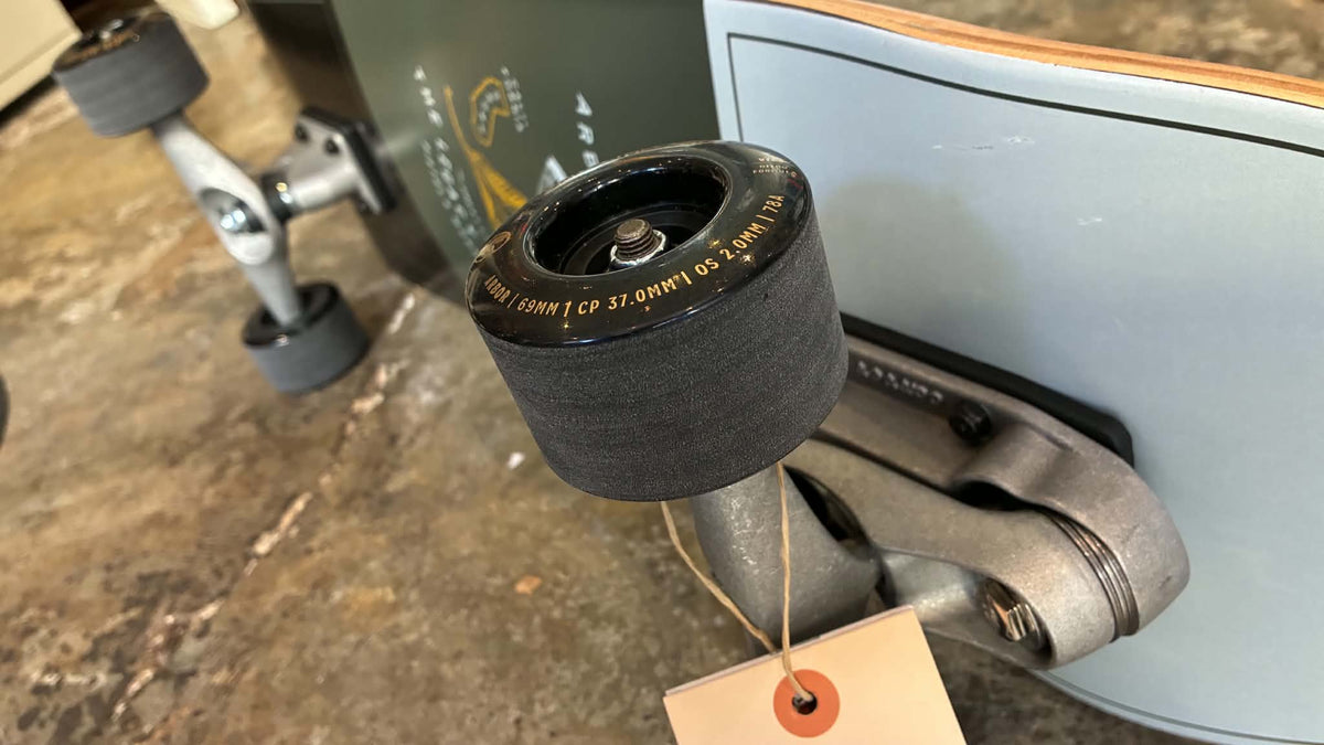 Roue de surfskate Arbor 69 mm 78A montée sur un truck Carver C7