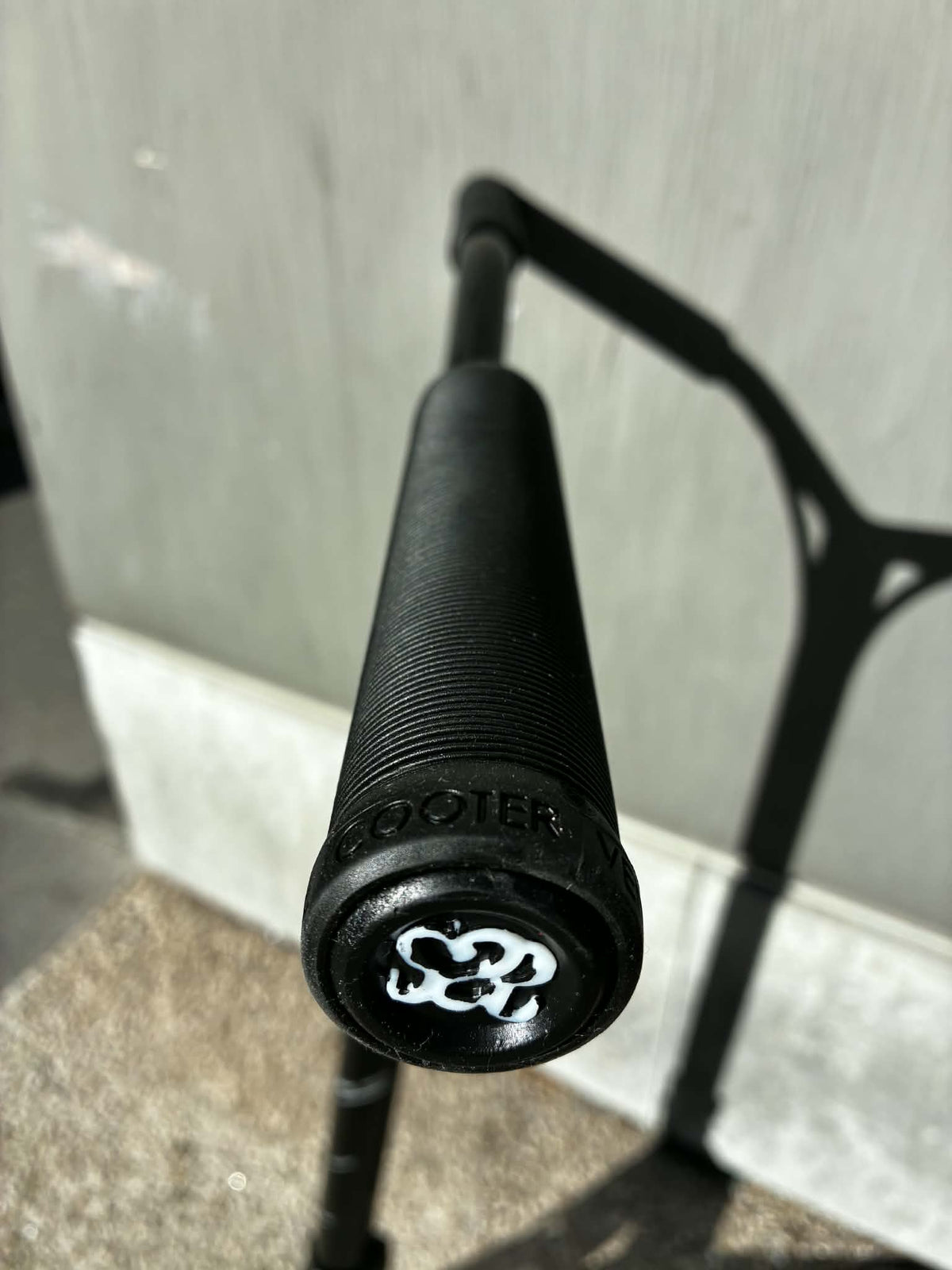 Poignée TPR noire avec embout logo S2S, guidon Y-bar noir de la trottinette Versatyl Bloody Mary V2 Scoot2Street