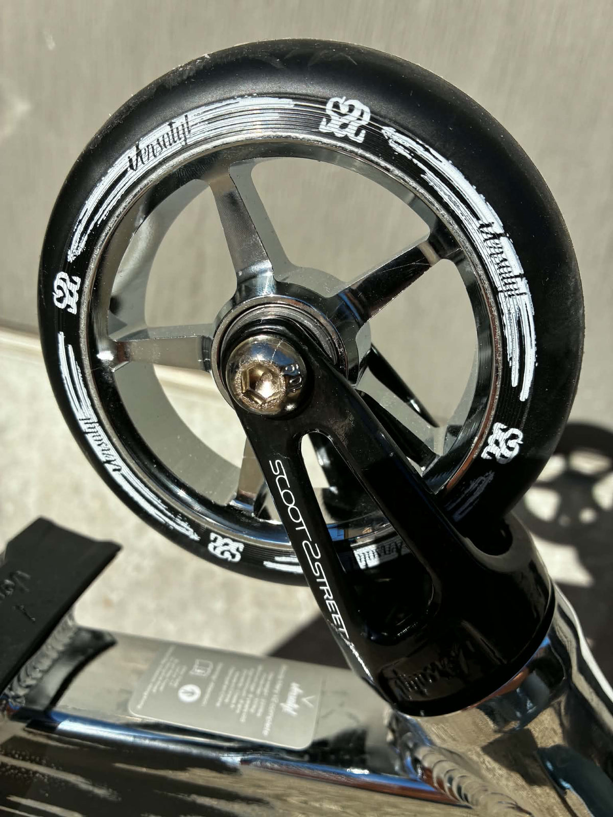 Roue avant 110 mm core aluminium chromé et fourche acier 4130 CrMo marquée Scoot2Street, trottinette Versatyl Bloody Mary V2 S2S