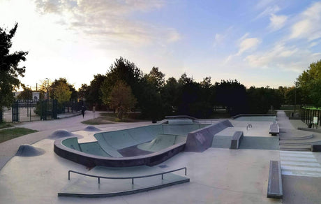 Skatepark de Gennevilliers dans les Hauts-de-Seine, bowl en béton, bosses, rails et ledges