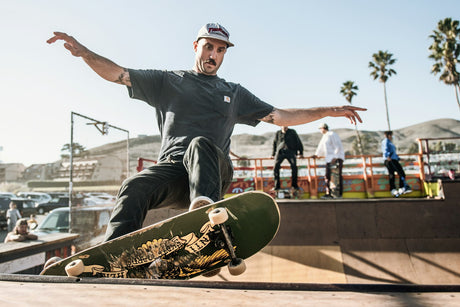 Skateur adulte en équilibre sur le coping d'une mini-rampe