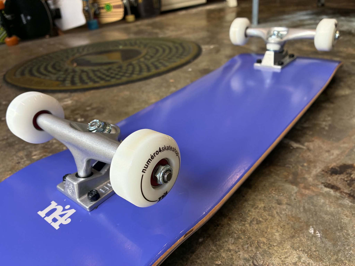 Skateboard N4 monté avec trucks, roues numero4skateshop et roulements Bones Reds