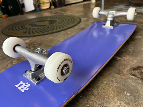 Skateboard N4 monté avec trucks, roues numero4skateshop et roulements Bones Reds