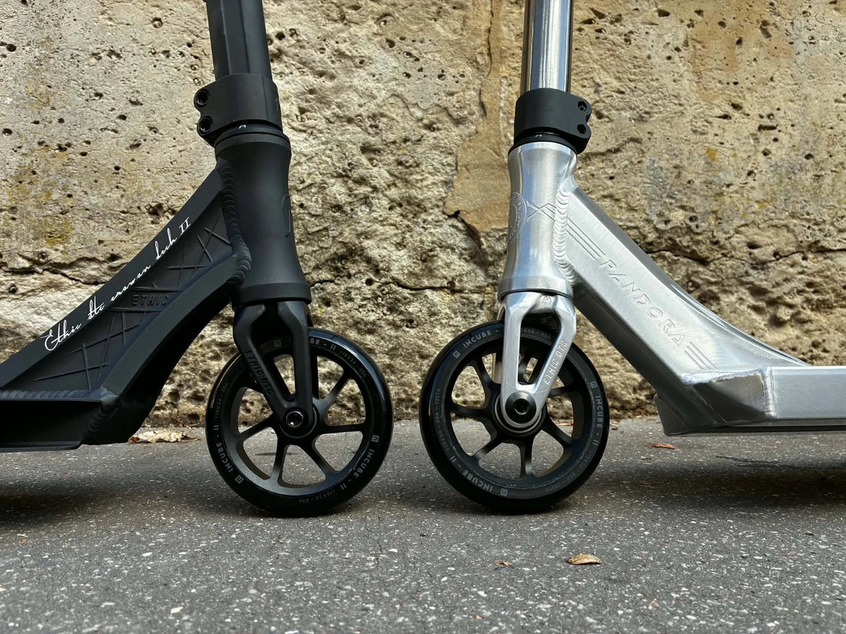Trottinettes freestyle Ethic Erawan V2 et Ethic Pandora côte à côte, comparatif park et street