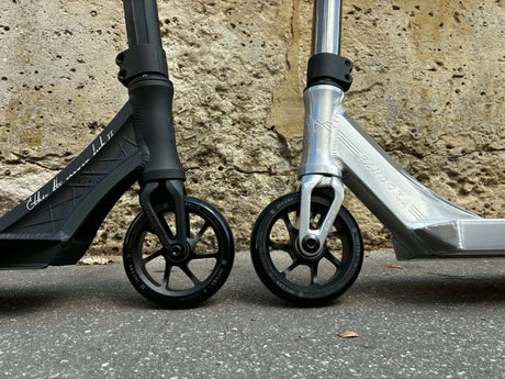 Trottinettes freestyle Ethic Erawan V2 et Ethic Pandora côte à côte, comparatif park et street