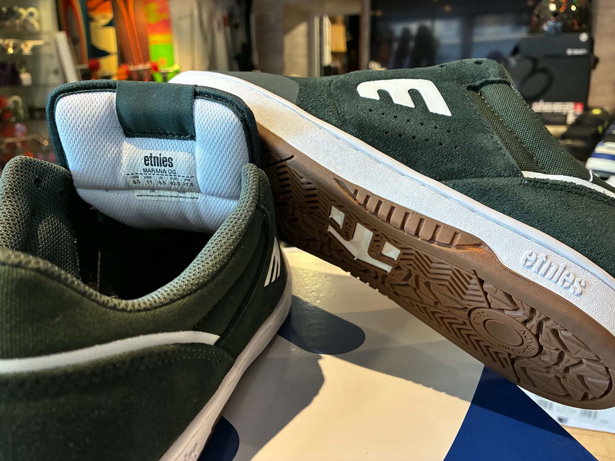 Étiquette de taille d'une chaussure de skate Etnies Marana OG : US M 9,5, US W 11, UK 8,5, EUR 42,5, JPN 27,5