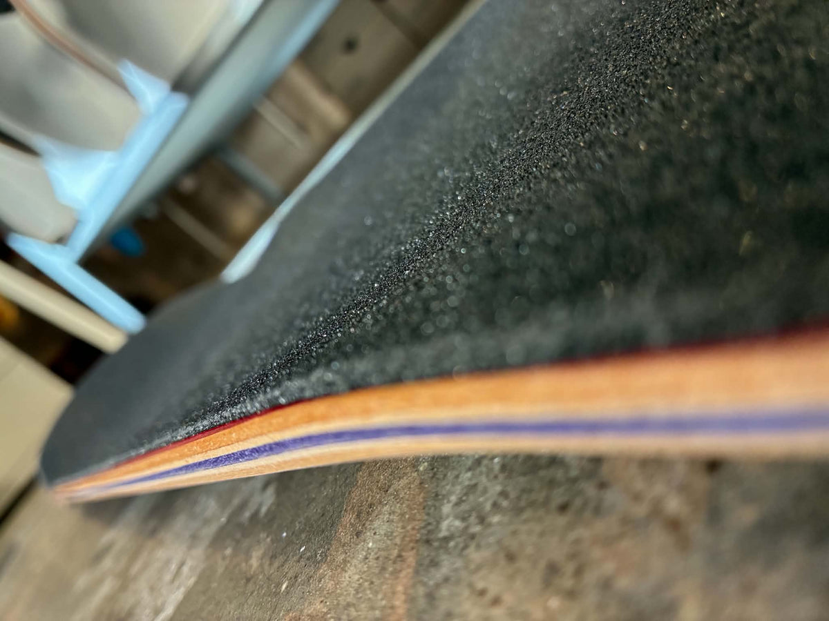 Grip de skateboard découpé au ras du bord de la planche