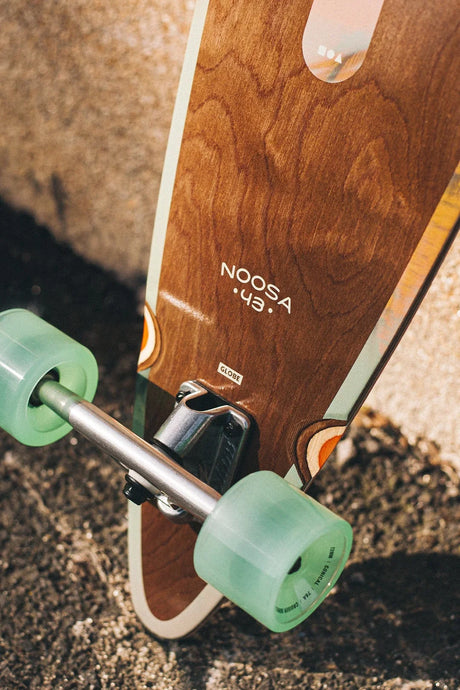 Longboard pintail Globe Noosa en bois, roues vertes translucides