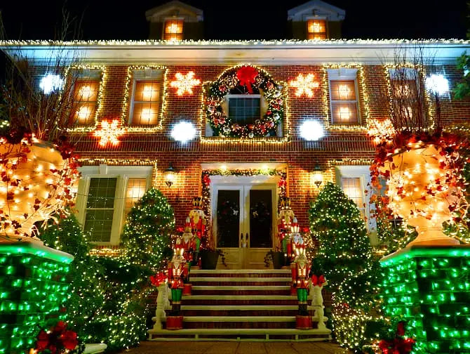 Maison illuminée pour Noël à Dyker Heights, Brooklyn, avec guirlandes, couronne et casse-noisettes géants
