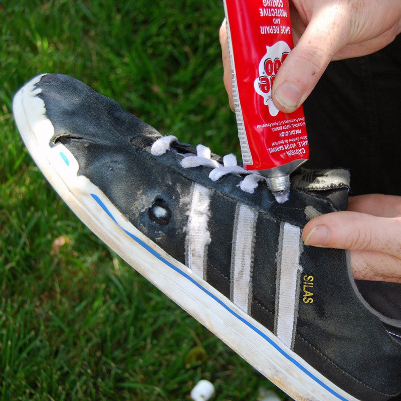 Réparation d'un trou d'ollie sur une chaussure de skate avec la colle Shoe Goo