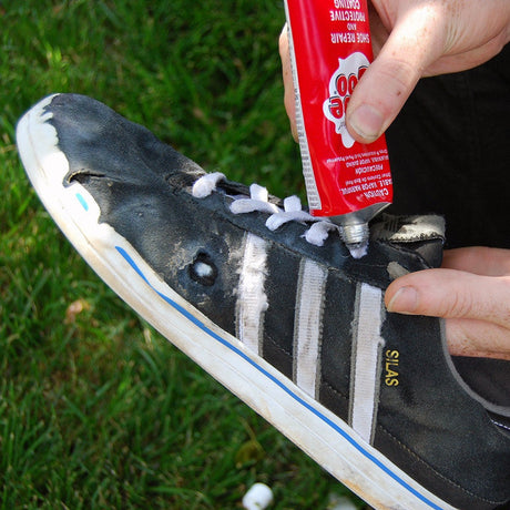 Réparation d'un trou d'ollie sur une chaussure de skate avec la colle Shoe Goo