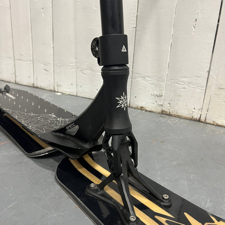Snowscoot Eretic Slope : fourche à pivot, deck à picots et skis