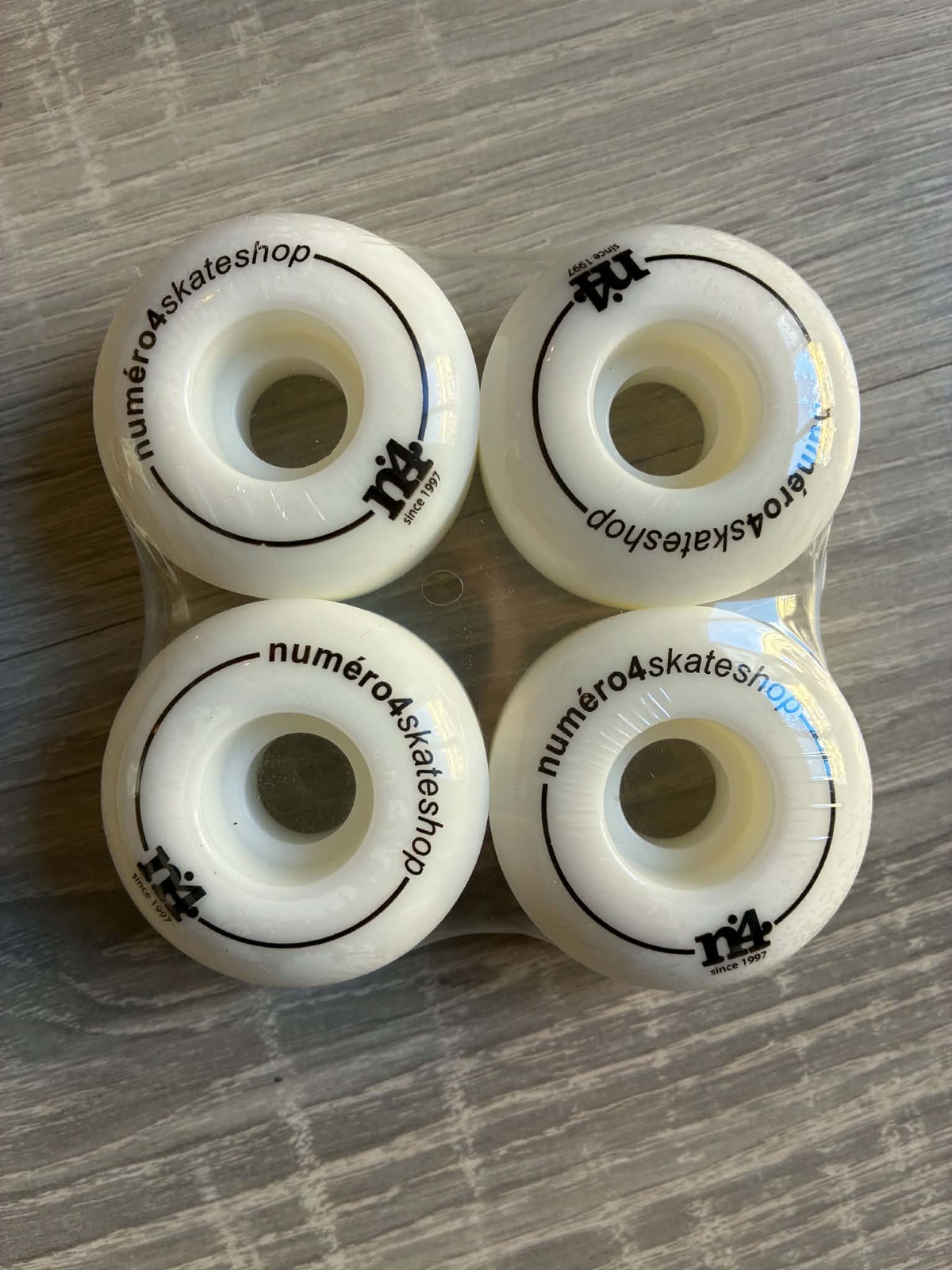 Roues N4 Skateshop 52mm 99A – Blanches