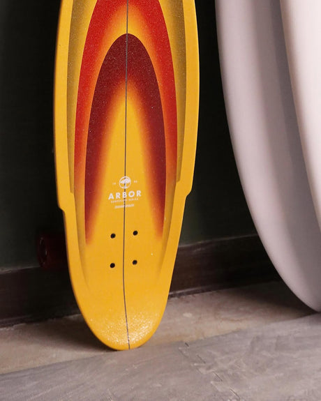 Surfskate Arbor Carver C7 Jordan Brazie 33", détail du grip jaune et rouge et du logo Arbor