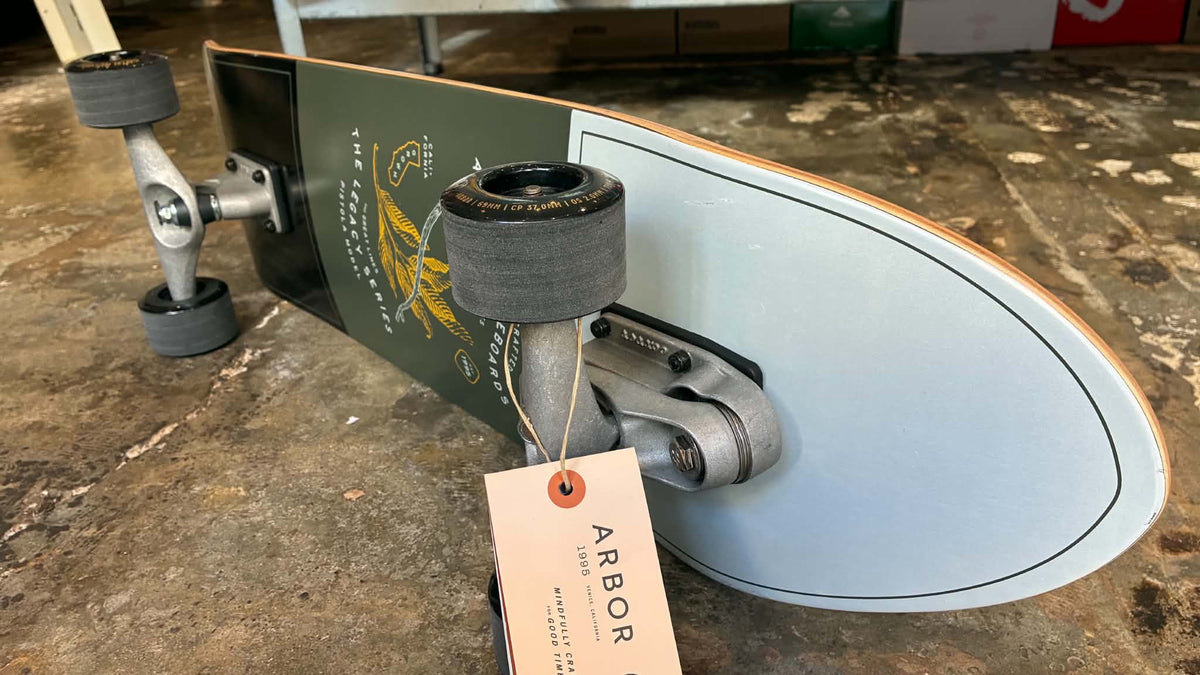 Surfskate Arbor x Carver C7 Legacy Pistola retourné, truck avant C7 et roues Arbor
