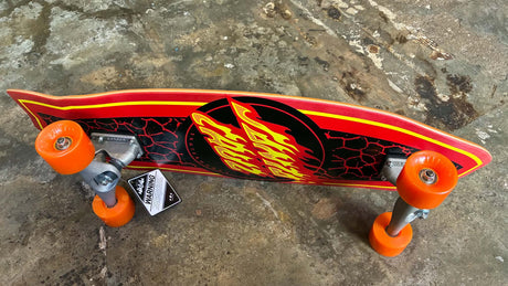 Surfskate Santa Cruz Flame Dot Shark retourné, vue des trucks et des roues orange