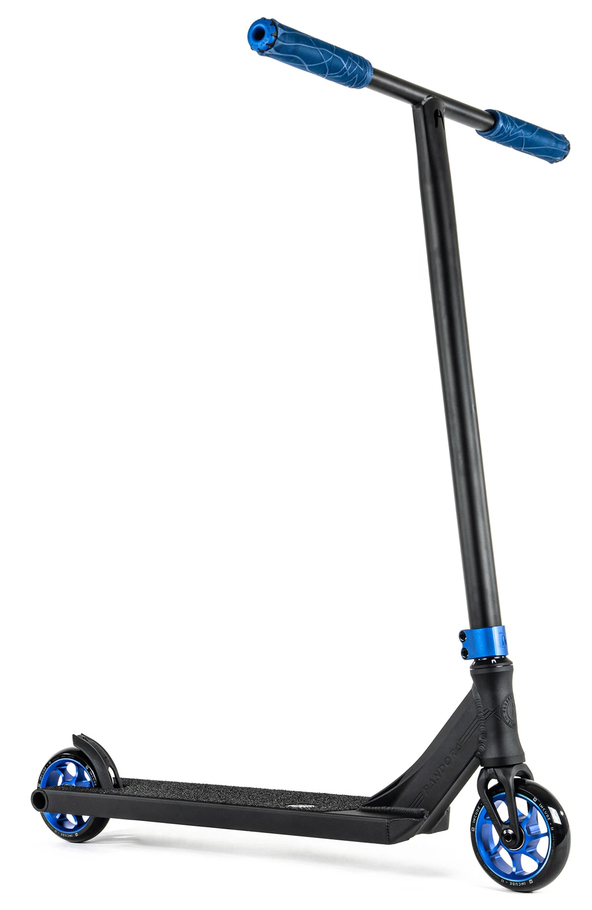 Trottinette freestyle Ethic DTC Pandora Bleu complète, vue de profil, guidon T-bar noir et pièces anodisées bleues