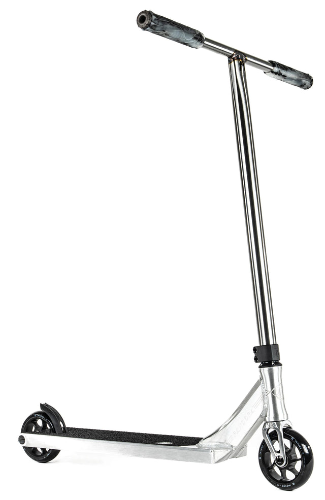 Trottinette freestyle Ethic DTC Pandora Brushed complète, vue de profil, guidon T-bar noir et pièces anodisées bleues
