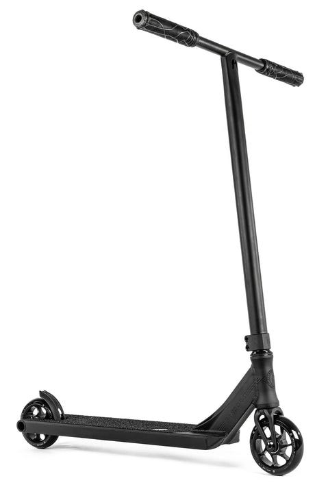 Trottinette freestyle Ethic DTC Pandora Noir complète, vue de profil, guidon T-bar noir et pièces anodisées bleues