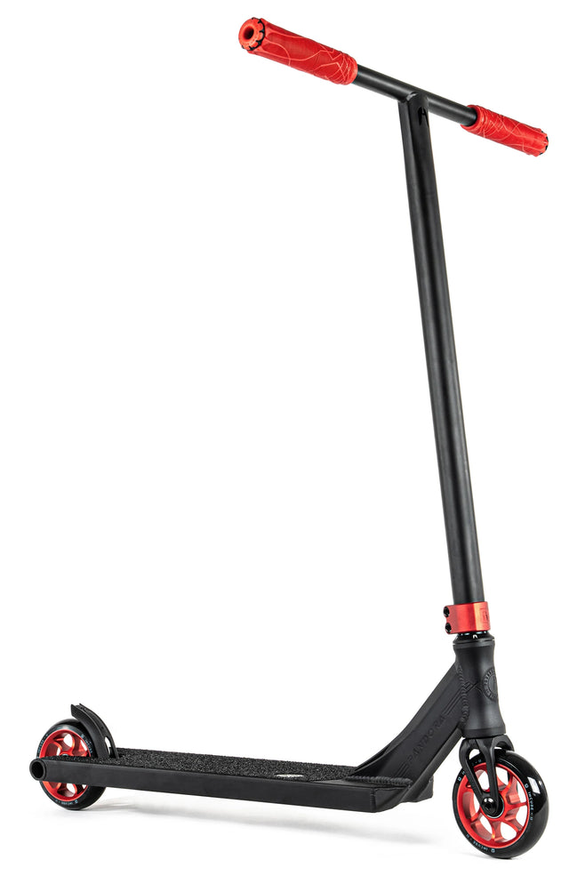 Trottinette freestyle Ethic DTC Pandora Rouge complète, vue de profil, guidon T-bar noir et pièces anodisées bleues