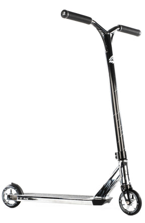 Trottinette freestyle Versatyl Bloody Mary V2 S2S Scoot2Street complète, vue de trois quarts, deck chromé et guidon Y-bar noir