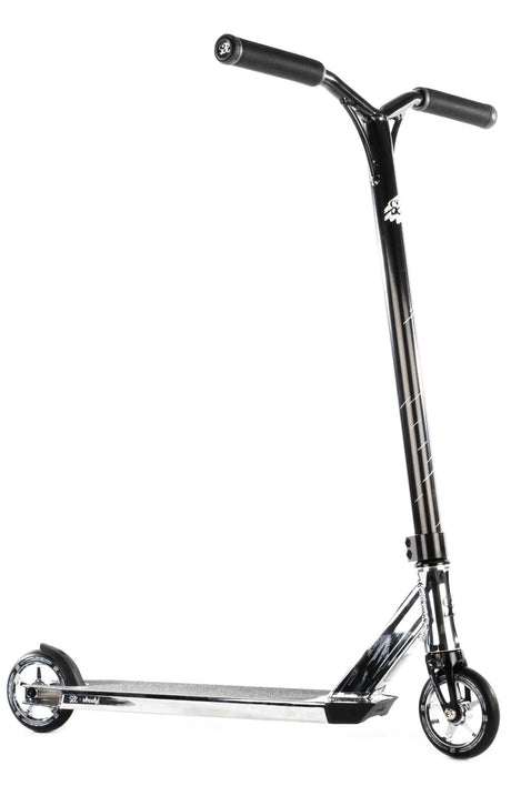 Trottinette freestyle Versatyl Bloody Mary V2 S2S Scoot2Street complète, vue de trois quarts, deck chromé et guidon Y-bar noir