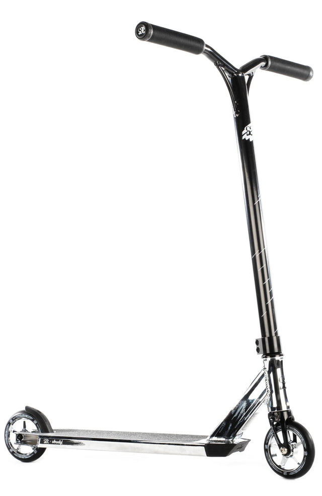 Trottinette freestyle Versatyl Bloody Mary V2 S2S Scoot2Street complète, vue de trois quarts, deck chromé et guidon Y-bar noir