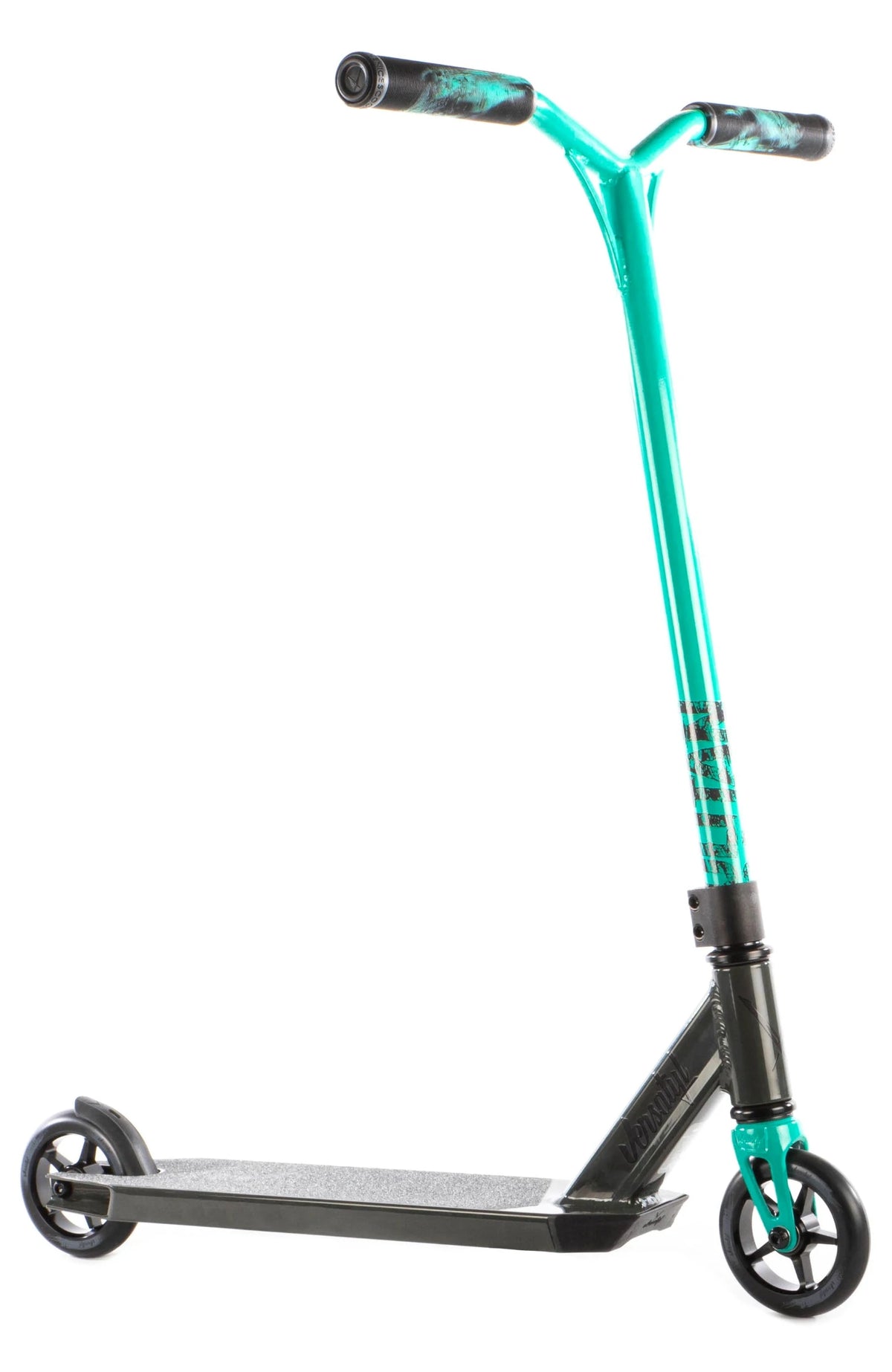Trottinette freestyle Versatyl Cosmopolitan V2 Bleu Noir complète, vue de profil, guidon Y-bar bleu et pièces noir