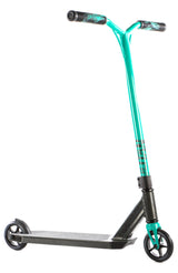 Trottinette freestyle Versatyl Cosmopolitan V2 Bleu Noir complète, vue de profil, guidon Y-bar bleu et pièces noir