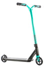 Trottinette freestyle Versatyl Cosmopolitan V2 Bleu Noir complète, vue de profil, guidon Y-bar bleu et pièces noir