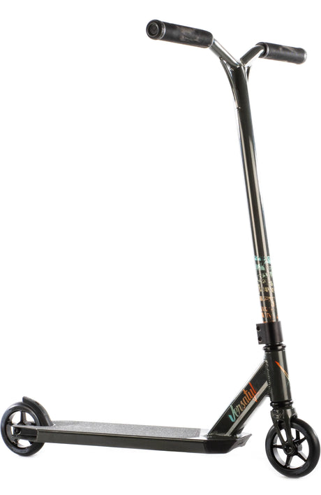 Trottinette freestyle Versatyl Cosmopolitan V2 Noir complète, vue de profil, guidon Y-bar bleu et pièces noir