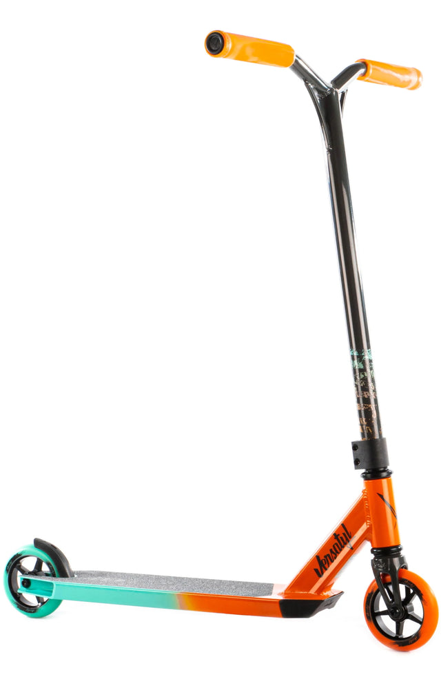 Trottinette freestyle Versatyl Cosmopolitan Orange Bleu complète, vue de profil, guidon Y-bar noir et pièces orange bleu
