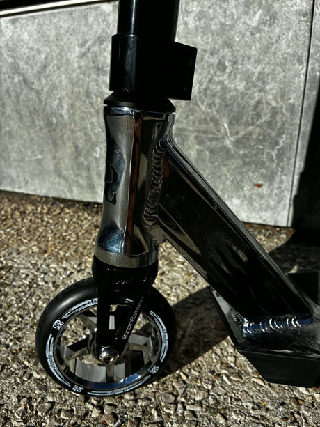 Headtube chromé, compression IHC et fourche noire Scoot2Street, trottinette Versatyl Bloody Mary V2 S2S