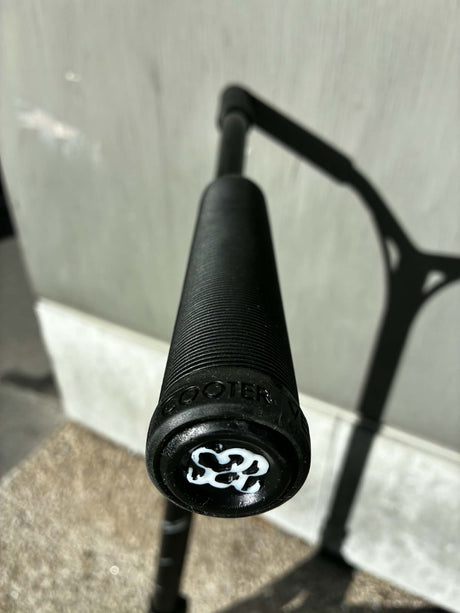 Poignée TPR noire avec embout logo S2S, guidon Y-bar noir de la trottinette Versatyl Bloody Mary V2 Scoot2Street