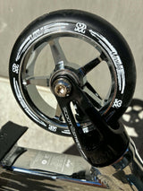 Roue avant 110 mm core aluminium chromé et fourche acier 4130 CrMo marquée Scoot2Street, trottinette Versatyl Bloody Mary V2 S2S