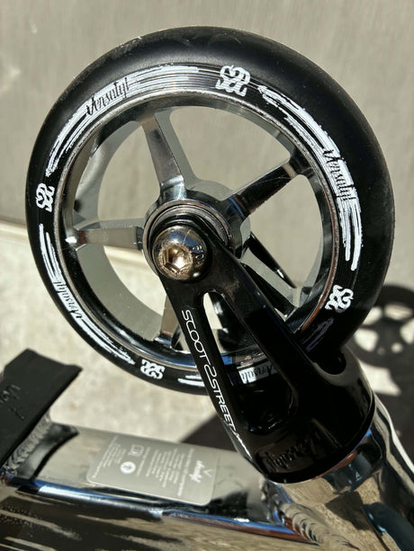 Roue avant 110 mm core aluminium chromé et fourche acier 4130 CrMo marquée Scoot2Street, trottinette Versatyl Bloody Mary V2 S2S